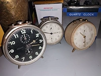 Lot 36 - wekkers en klokken. 5 stuks - afbeelding 3 van  3