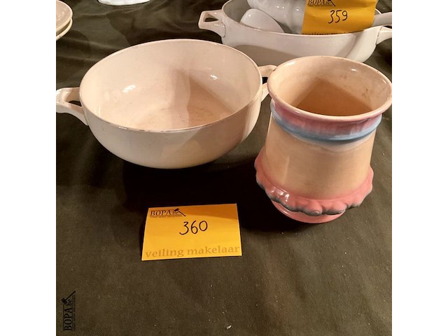 Lot 360 - schotel wit porselein eduard en roze pot opschrift riz, 2 st - afbeelding 1 van  3