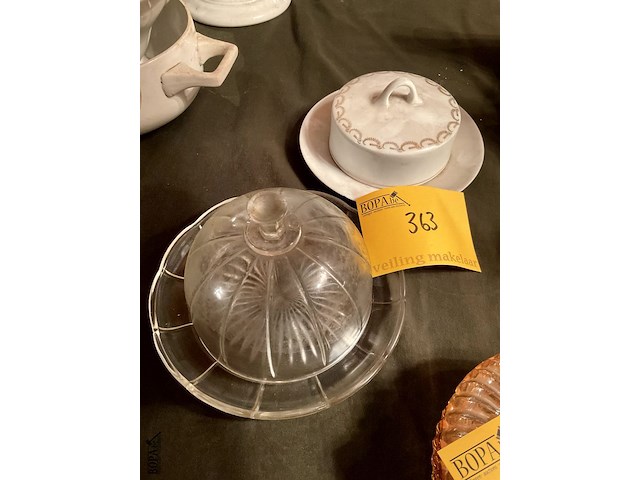 Lot 363 - boterpotten in glas en porselein, 2 stuks - afbeelding 1 van  2