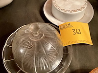 Lot 363 - boterpotten in glas en porselein, 2 stuks - afbeelding 1 van  2