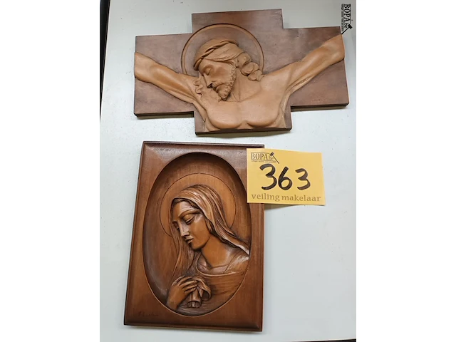 Lot 363 - devotie houtsnijwerk. 2 stuks - afbeelding 1 van  5