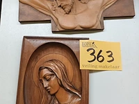 Lot 363 - devotie houtsnijwerk. 2 stuks - afbeelding 1 van  5