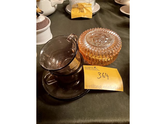 Lot 364 - vintage bonboniere roze glas/glazen koffietassen, 6 stuks - afbeelding 1 van  2