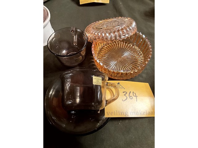 Lot 364 - vintage bonboniere roze glas/glazen koffietassen, 6 stuks - afbeelding 2 van  2