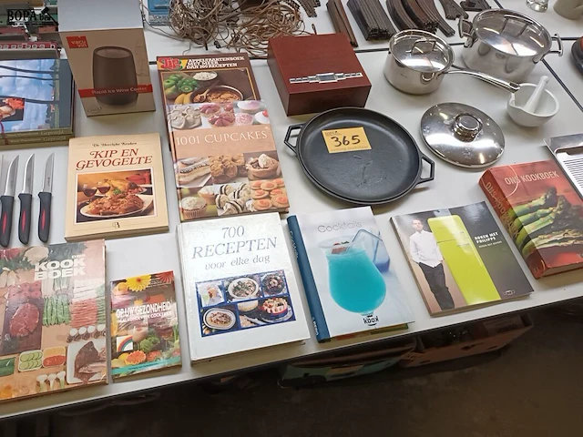 Lot 365 - keukengerei en kookboeken. 27 stuks - afbeelding 1 van  6