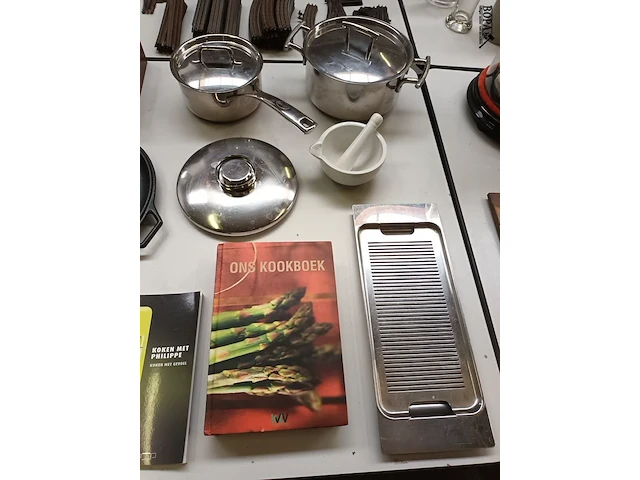 Lot 365 - keukengerei en kookboeken. 27 stuks - afbeelding 2 van  6