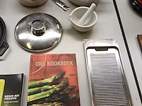Lot 365 - keukengerei en kookboeken. 27 stuks - afbeelding 2 van  6