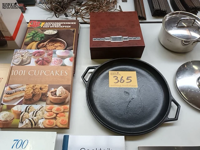 Lot 365 - keukengerei en kookboeken. 27 stuks - afbeelding 3 van  6