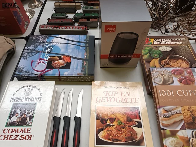 Lot 365 - keukengerei en kookboeken. 27 stuks - afbeelding 6 van  6