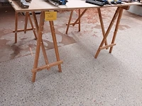 Lot 366 - houten schragen en plank - afbeelding 1 van  3