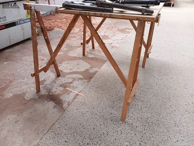 Lot 366 - houten schragen en plank - afbeelding 2 van  3