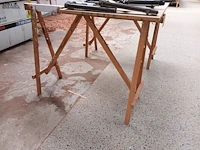 Lot 366 - houten schragen en plank - afbeelding 2 van  3