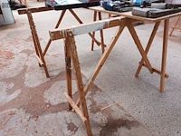 Lot 366 - houten schragen en plank - afbeelding 3 van  3