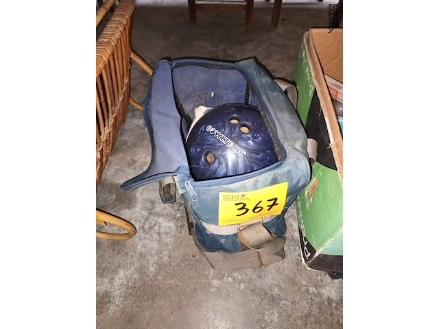 Lot 367 - bowlingbal in draagtas - afbeelding 1 van  2