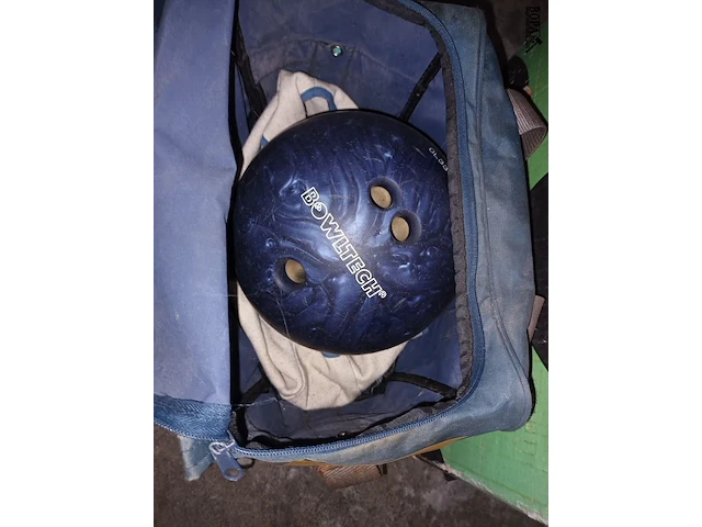 Lot 367 - bowlingbal in draagtas - afbeelding 2 van  2