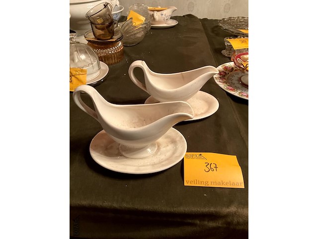 Lot 367 - witte porselein sauskommen belgisch, 2 stuks - afbeelding 1 van  4