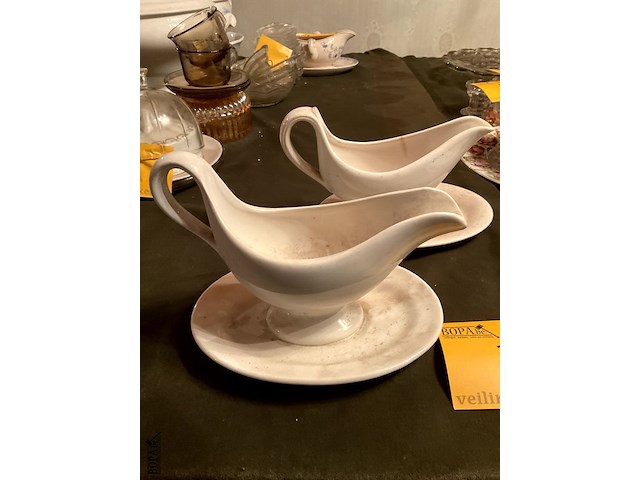 Lot 367 - witte porselein sauskommen belgisch, 2 stuks - afbeelding 2 van  4