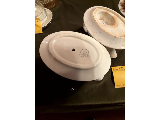 Lot 367 - witte porselein sauskommen belgisch, 2 stuks - afbeelding 3 van  4