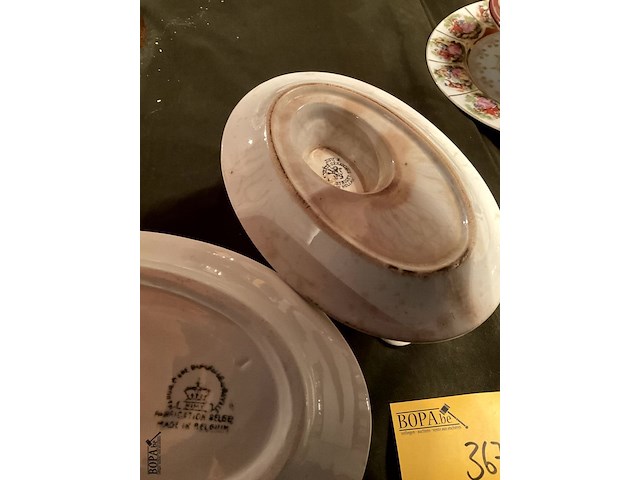 Lot 367 - witte porselein sauskommen belgisch, 2 stuks - afbeelding 4 van  4