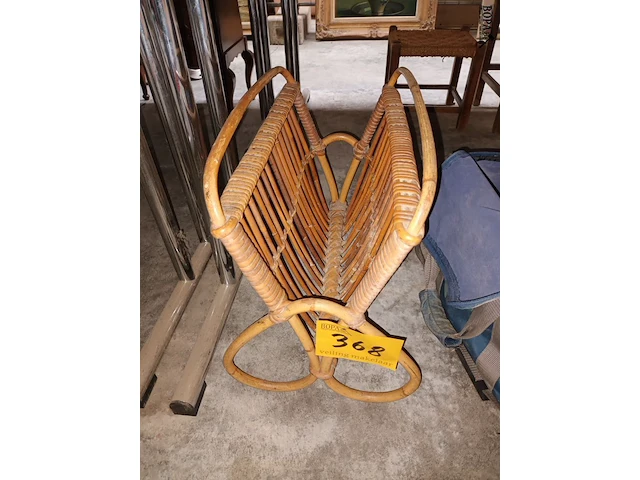 Lot 368 - rotan krantenrekje - afbeelding 1 van  3
