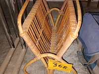 Lot 368 - rotan krantenrekje - afbeelding 1 van  3