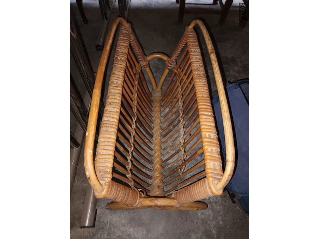 Lot 368 - rotan krantenrekje - afbeelding 2 van  3