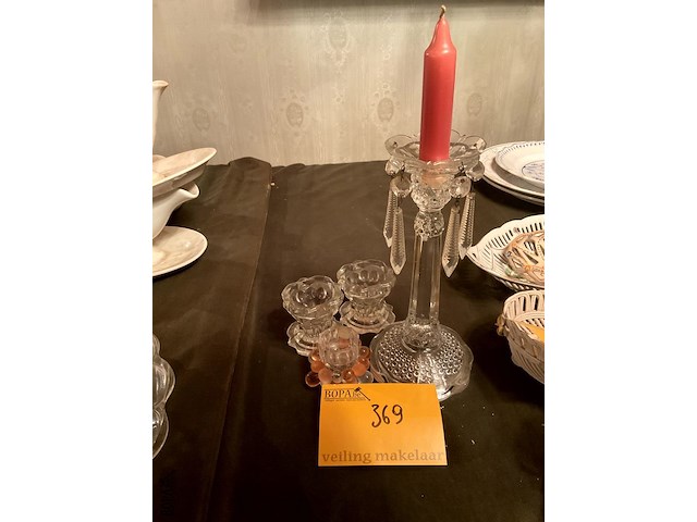 Lot 369 - glazen kandelaar /3 kleine kaarshouder waaronder 1 kristalle - afbeelding 1 van  3