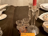 Lot 369 - glazen kandelaar /3 kleine kaarshouder waaronder 1 kristalle - afbeelding 1 van  3