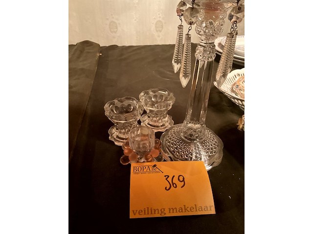 Lot 369 - glazen kandelaar /3 kleine kaarshouder waaronder 1 kristalle - afbeelding 2 van  3
