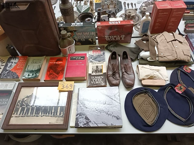 Lot 369 - militaria. 30 stuks - afbeelding 1 van  8
