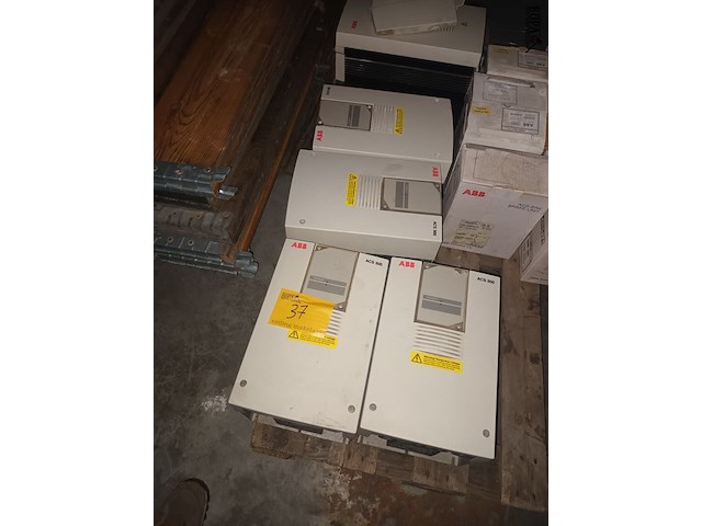 Lot 37 - frequentie omvormer abb. 4 stuks - afbeelding 1 van  4