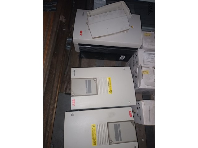 Lot 37 - frequentie omvormer abb. 4 stuks - afbeelding 3 van  4