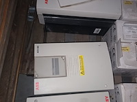 Lot 37 - frequentie omvormer abb. 4 stuks - afbeelding 3 van  4