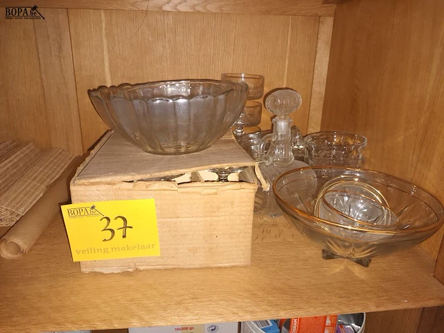 Lot 37 - huisraad, glaswerk en lampen - afbeelding 1 van  7