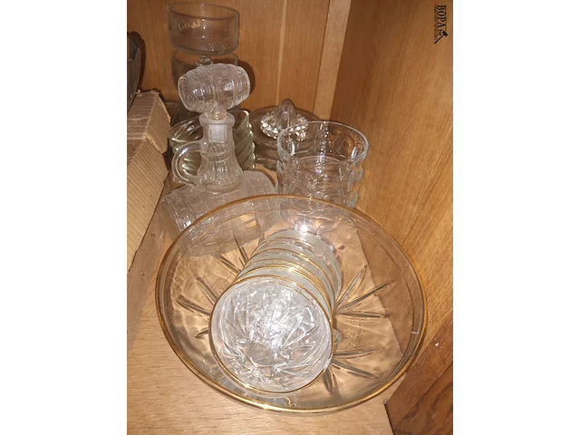 Lot 37 - huisraad, glaswerk en lampen - afbeelding 2 van  7