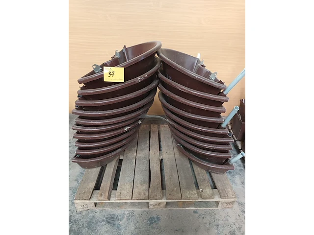 Lot 37 - polyester voederbak. 19 stuks - afbeelding 1 van  3