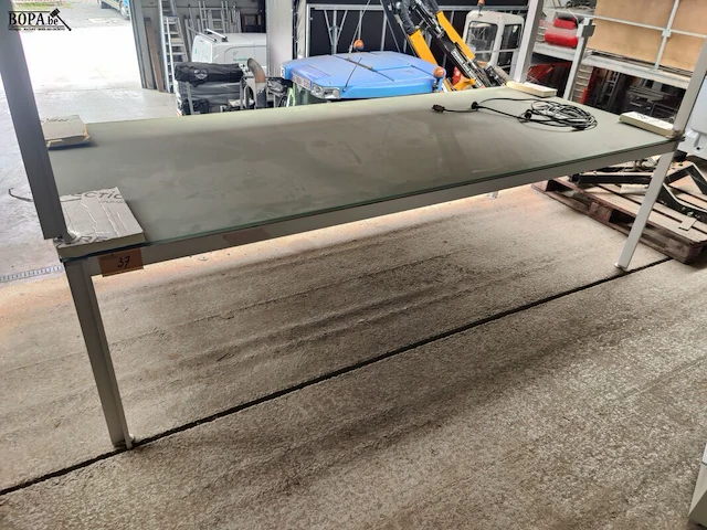 Lot 37 - rechthoekig bureeltafel met glasblad - afbeelding 1 van  4