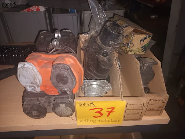 Lot 37 - stekkers voor trailer. 8 stuks - afbeelding 1 van  4