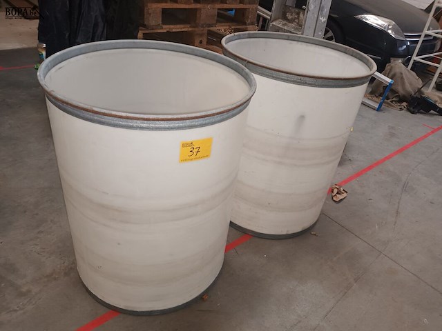 Lot 37 - witte ton. 2 stuks - afbeelding 1 van  3