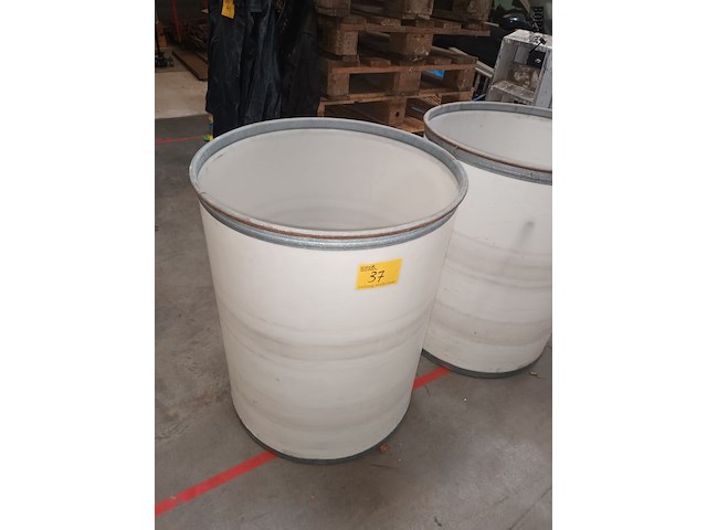 Lot 37 - witte ton. 2 stuks - afbeelding 2 van  3