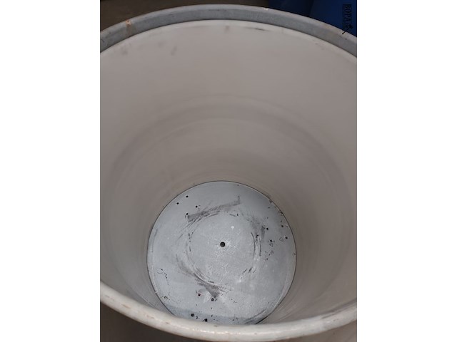 Lot 37 - witte ton. 2 stuks - afbeelding 3 van  3