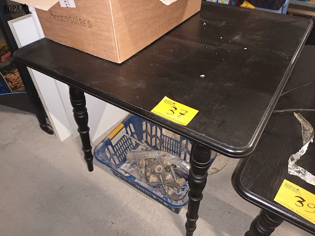 Lot 37 - zwarte houten tafel - afbeelding 1 van  3