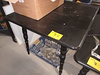 Lot 37 - zwarte houten tafel - afbeelding 1 van  3