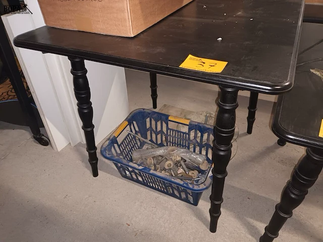 Lot 37 - zwarte houten tafel - afbeelding 2 van  3