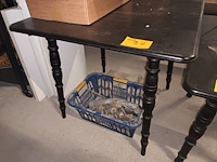Lot 37 - zwarte houten tafel - afbeelding 2 van  3
