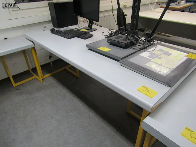 Lot 370 - bureautafel - afbeelding 1 van  3