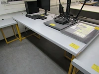 Lot 370 - bureautafel - afbeelding 1 van  3