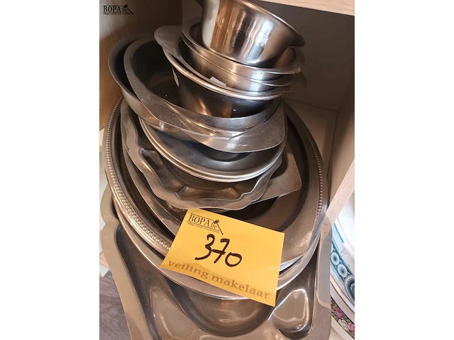 Lot 370 - inox schalen en kommen. 18 stuks - afbeelding 1 van  3