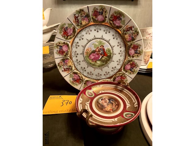 Lot 370 - romantisch bord/schaaltje op voet schwarzburg bonbonschaal, - afbeelding 1 van  5