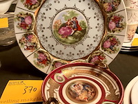 Lot 370 - romantisch bord/schaaltje op voet schwarzburg bonbonschaal, - afbeelding 1 van  5